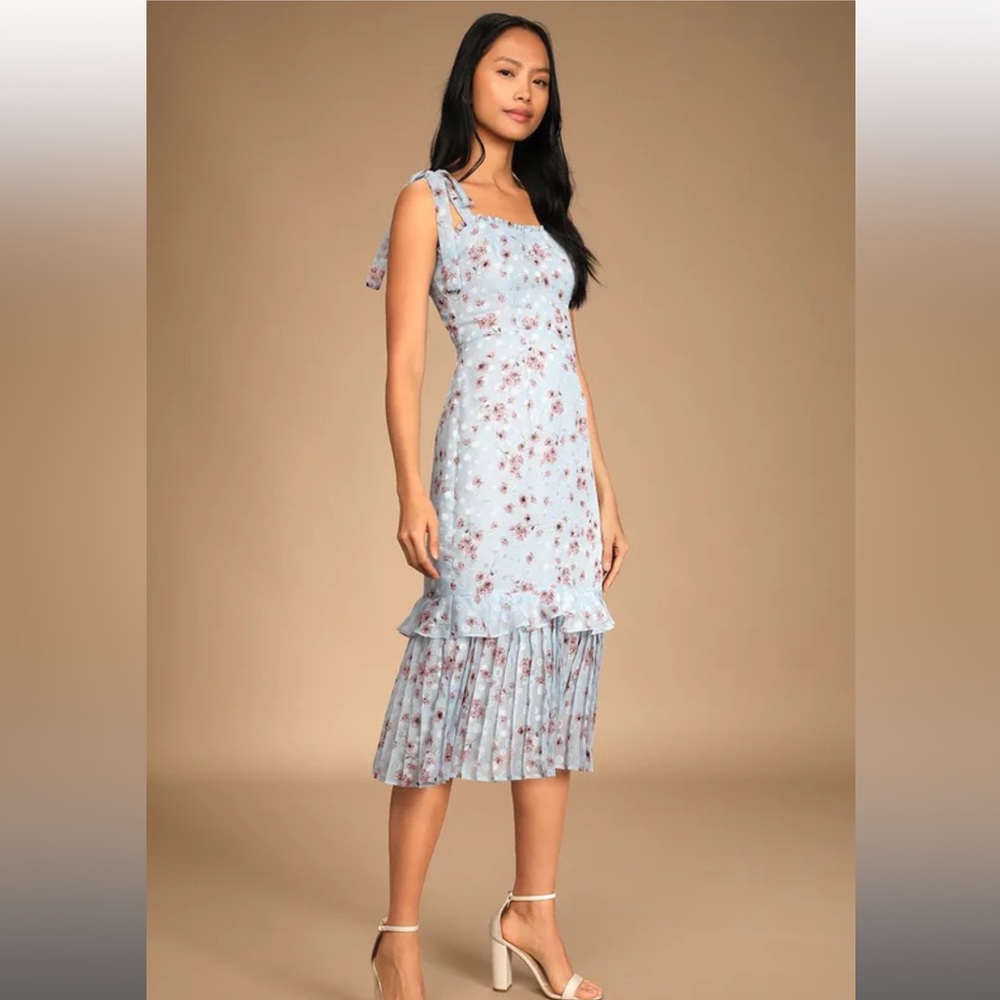 EUC Lulu's | Terrace Views Light Blue Floral Print Tiered Midi Dress